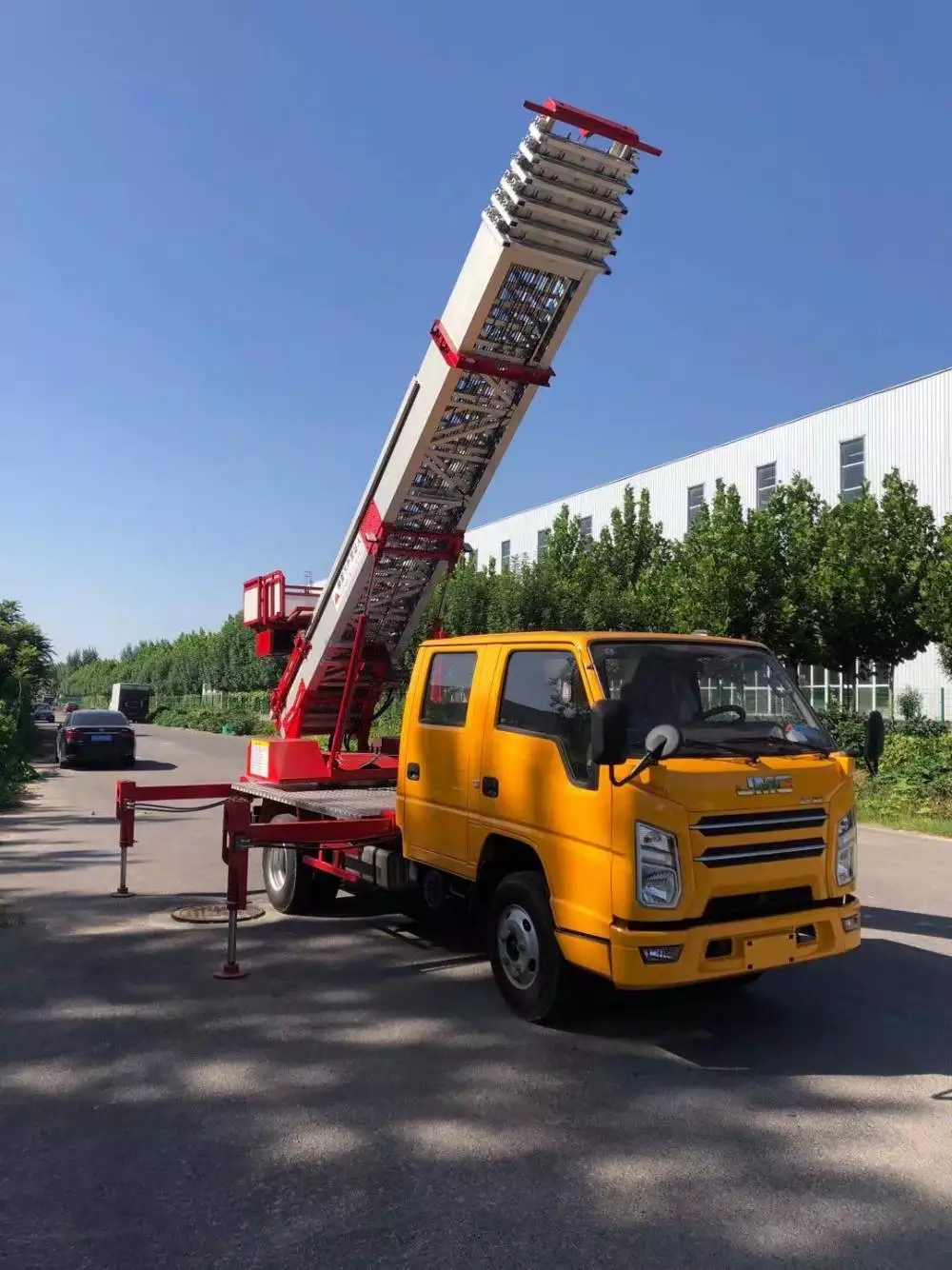 孝昌附近的云梯车出租服务：轻松解决高空作业需求